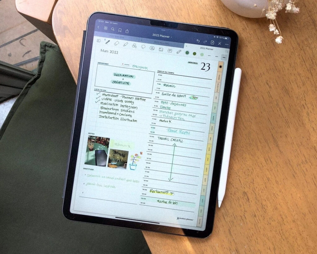 iPad 11 sobre uma mesa executando app Goodnotes 6
