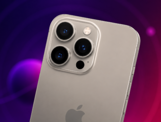 Smartphone premium iPhone 15 Pro em ângulo lateral exibindo o acabamento fosco em titânio escovado e o conjunto de lentes