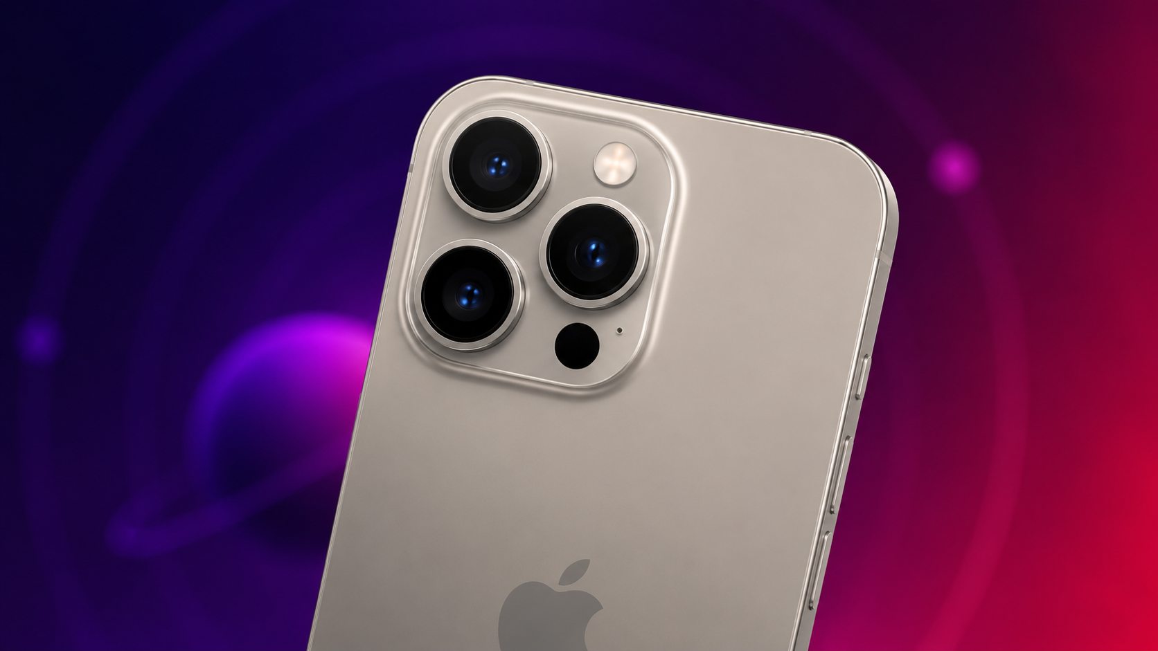 Smartphone premium iPhone 15 Pro em ângulo lateral exibindo o acabamento fosco em titânio escovado e o conjunto de lentes