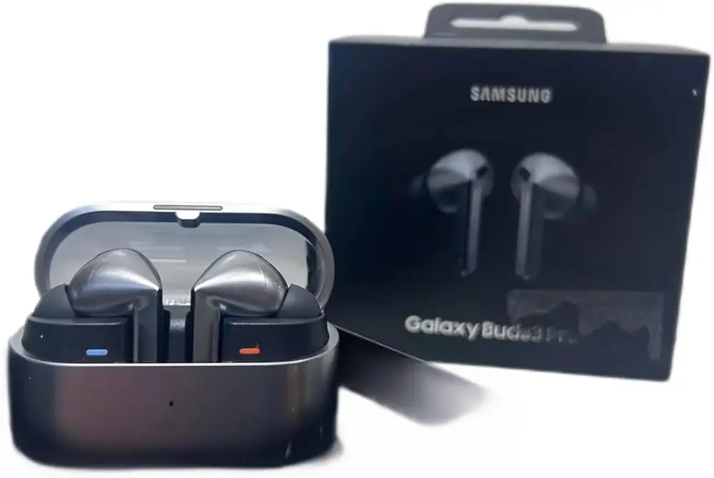 Fones de ouvido de alta performance Samsungp Galaxy Buds3 Pro em tons prateados futuristas com luzes indicadoras sutis nas hastes geométricas, exibidos sobre uma superfície de alumínio escovado.