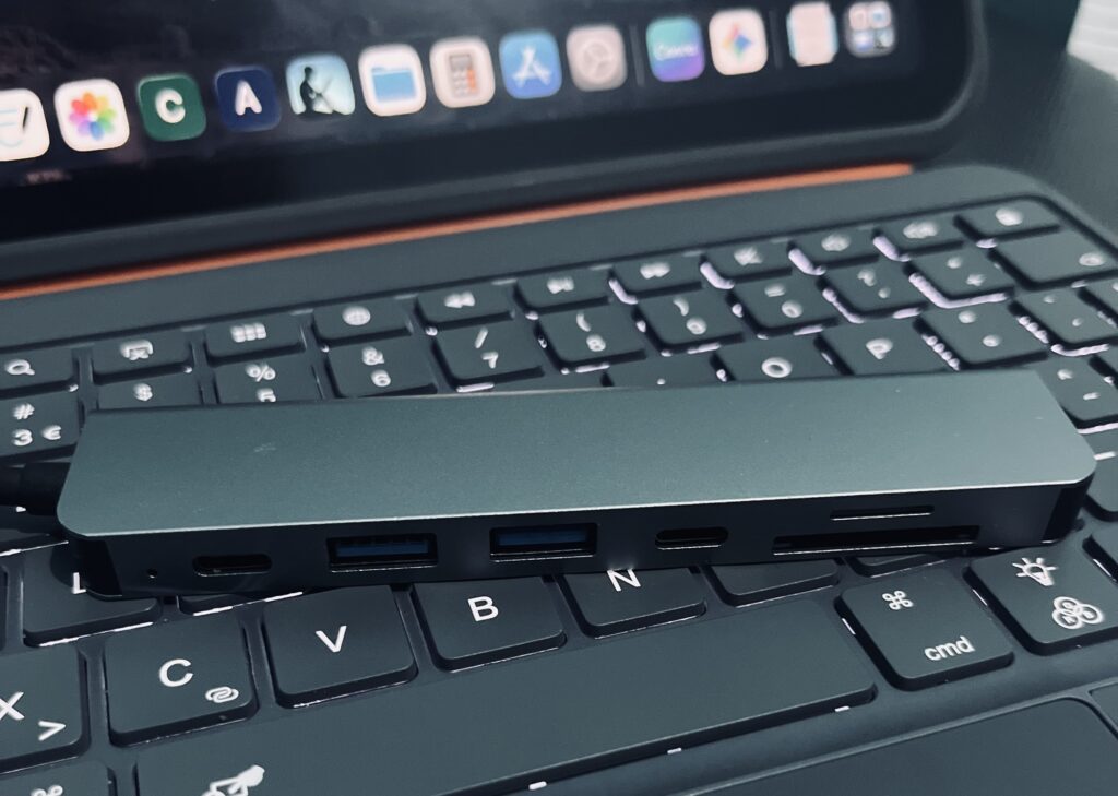 Hub USB-C 7 em 1 barato e compacto, em cima do teclado do iPad