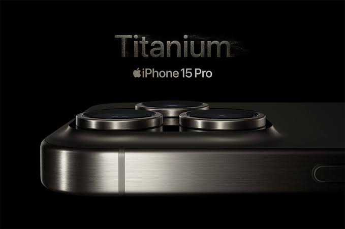 iPhone 15 Pro em um fundo escuro, demostrando o acabamento em aço escovado